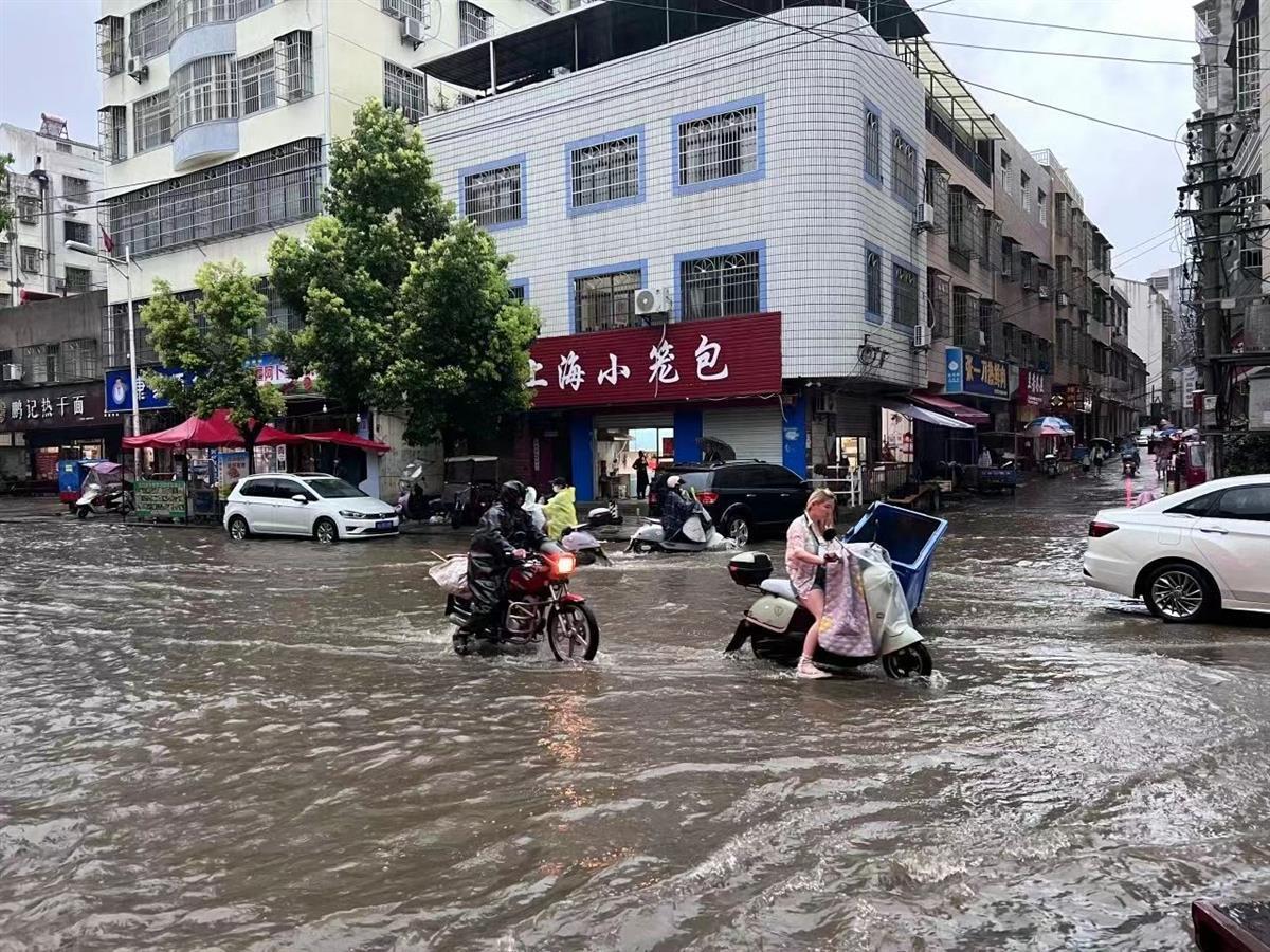 黄冈暴雨最新消息，城市防洪与居民生活应对